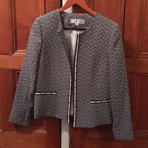 Short blazer. Tahari. 6